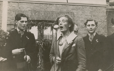 860702 Afbeelding van v.l.n.r. Wout Teeuwe, Piet Hoogland en Ben Geurtzen die de act 'Lady Crooner' opvoeren tijdens ...